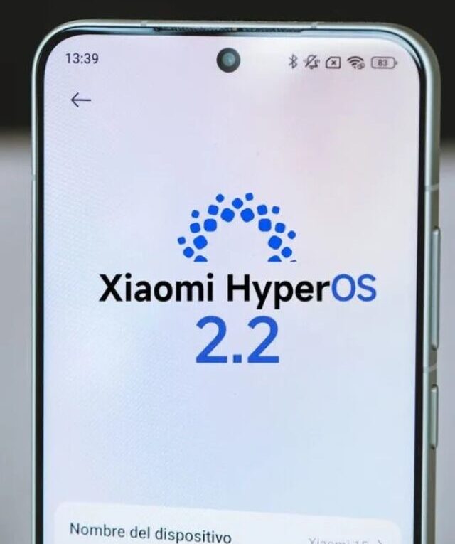 Um smartphone Xiaomi exibindo a tela 'Xiaomi HyperOS 2.2' Android 16bcom o logotipo do sistema operacional.